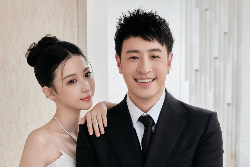 潘瑋柏（右）與小他13歲的嫩妻宣云。（翻攝自IG）