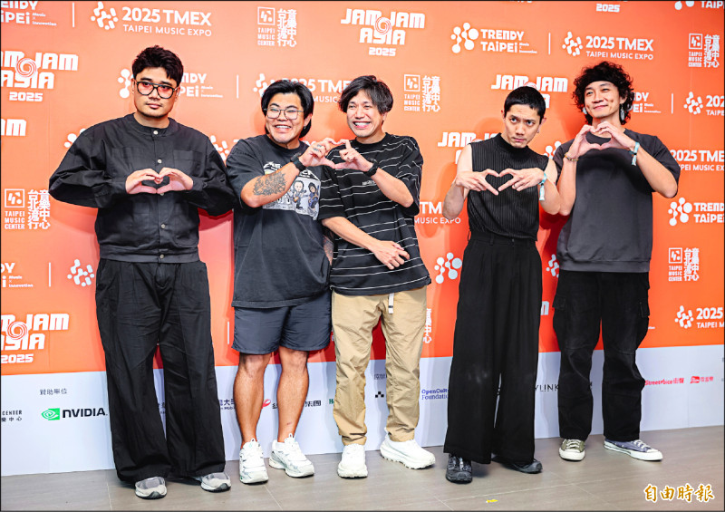 POTATO現身北流開唱，Pup（右二）大讚粉絲的創意。（記者王文麟攝）