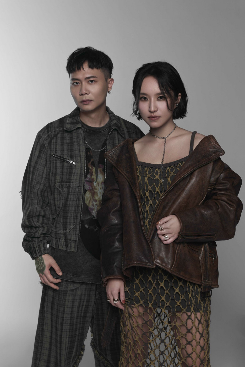 蕭秉治（左）和法蘭聯手創作電影宣傳曲。（相信音樂提供）