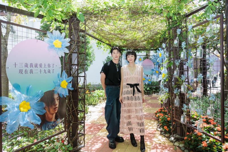許光漢（左）與袁澧林一同參觀《他年她日：昂坪360的時光約定》電影展覽中的戀愛花園。（甲上提供）