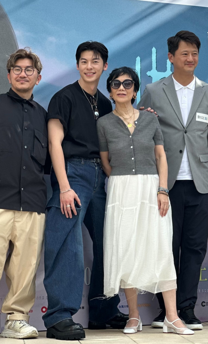 監製張艾嘉（右二）透露許光漢（左二）當初一看《他年她日》的劇本就非常喜歡。（記者許世穎攝）