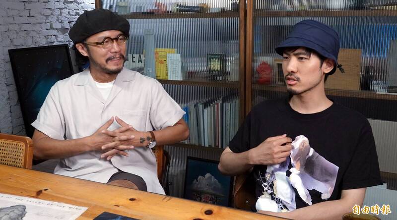 方序中（左）受訪時也專心聽董十行分享他的創作理念。（記者潘少棠攝）