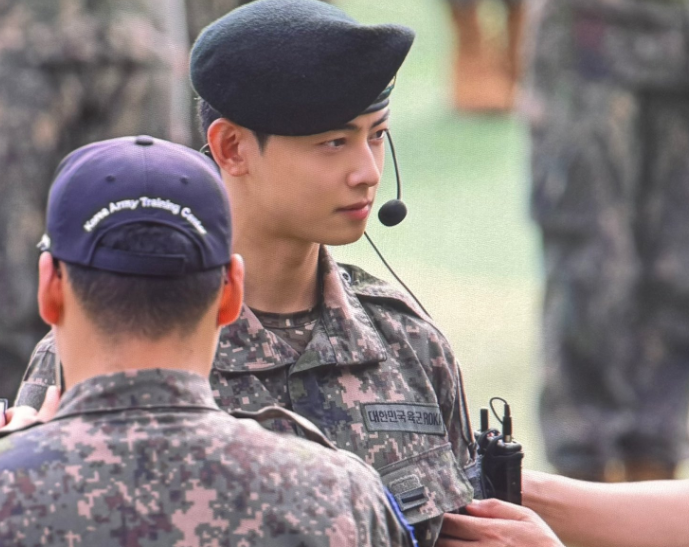 車銀優在軍營中被捕捉到的畫面，每一幕都帥到像在在拍攝韓劇。（翻攝自韓網）