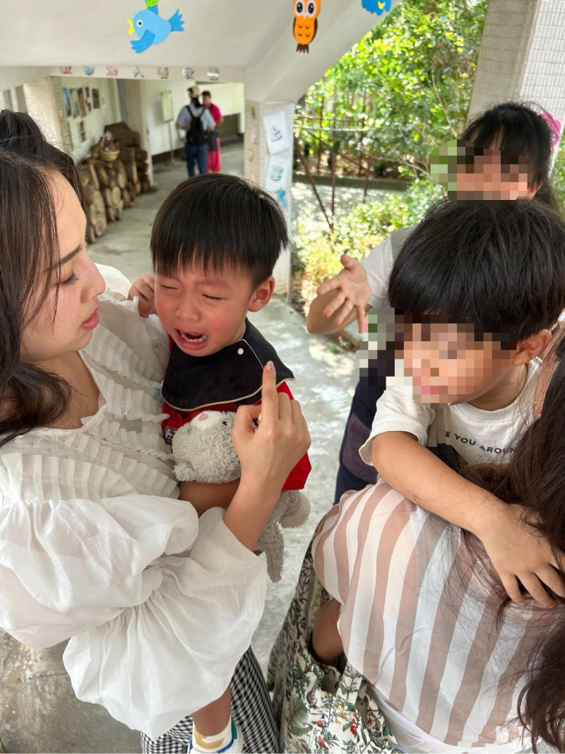 張齡予帶著兒子小班長上幼稚園。（翻攝自臉書）