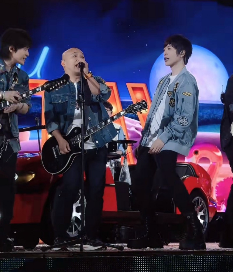 五月天開唱力邀國璽（中）擔任嘉賓。（翻攝微博）