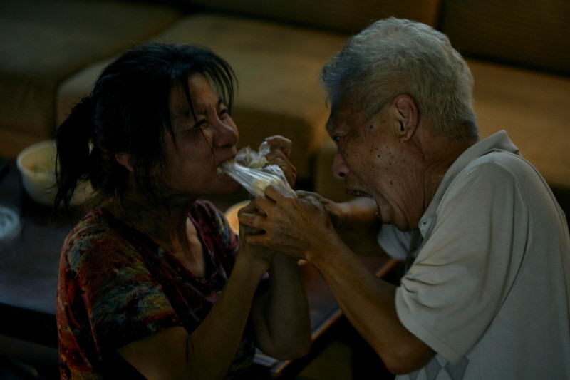 栗子MV中，飾演他父母的演員逼真演出搶食饅頭，讓他感觸很多。（不能想太多提供）