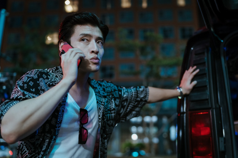 姜河那在《黑白線人》中再展百變演技。（可樂電影提供）