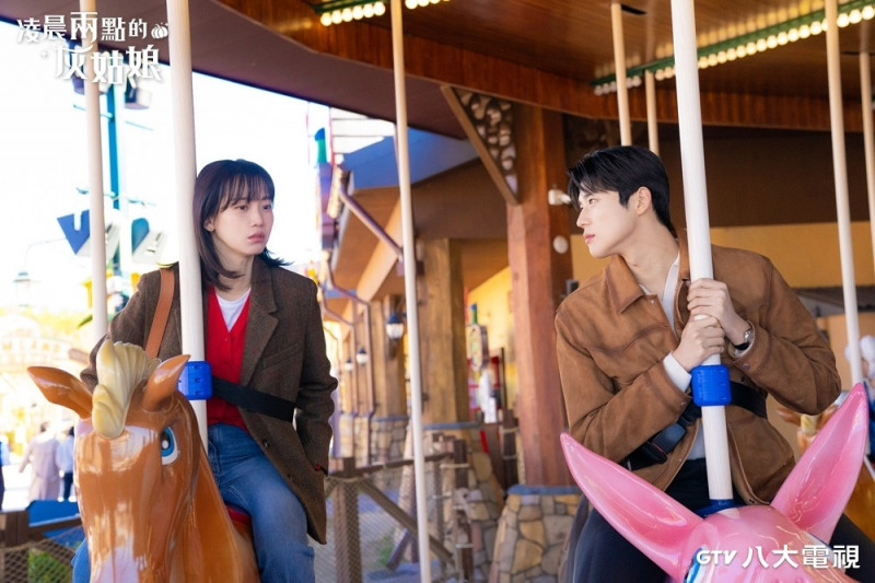 申鉉彬（左）與文相敏詮釋浪漫愛情故事。（八大電視提供）