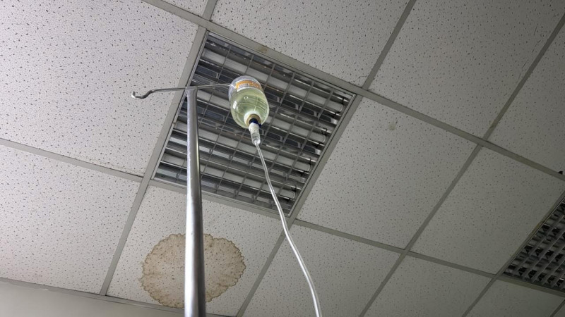 葉諾帆入院打點滴。（翻攝臉書）