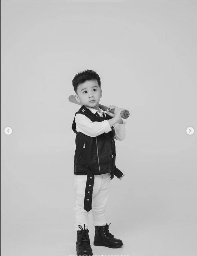 陳傑憲兒子手拿球棒頗有老爸風範（圖擷取自綺綺IG）