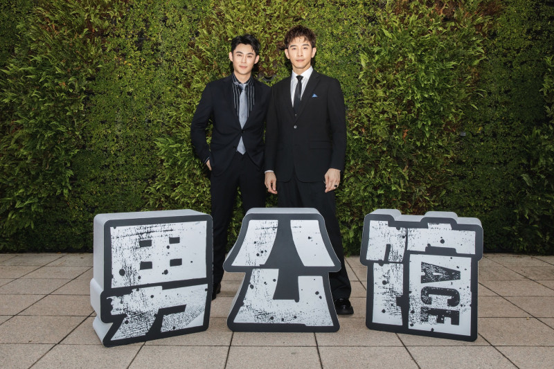 《男公館》主演陳奕（左）、張立昂帥氣現身，分享拍戲幕後趣事。（達騰娛樂提供）
