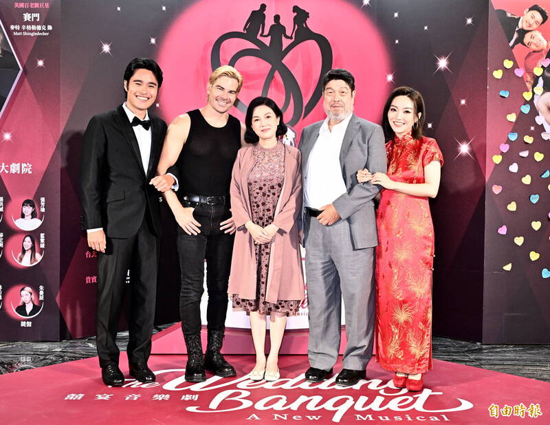 《囍宴》最終演出媒體聯訪；Willy Jay（左起）、Matt Shingledecker、苗可麗、羅北安、閻奕格。（記者陳奕全攝）