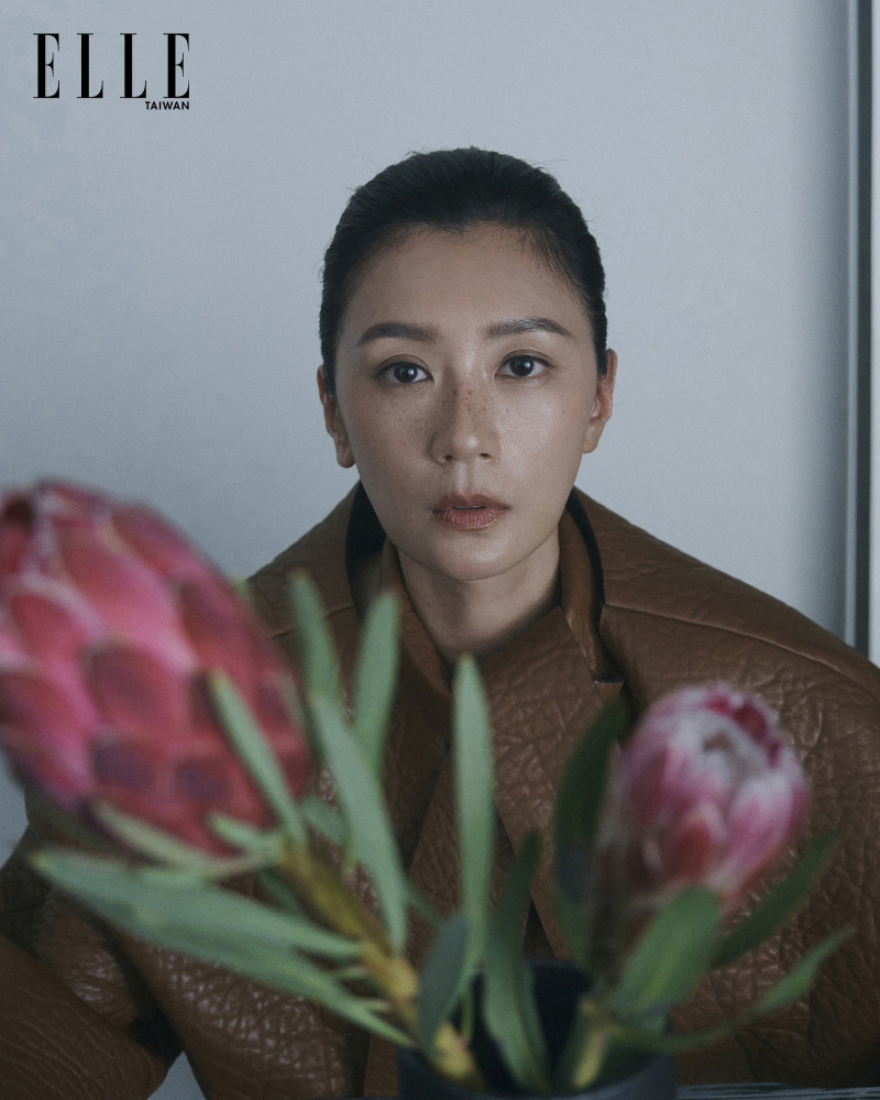 賈靜雯匯集了所有女性嚮往擁有的特質，舉措優雅且從容不迫。（《ELLE》提供）