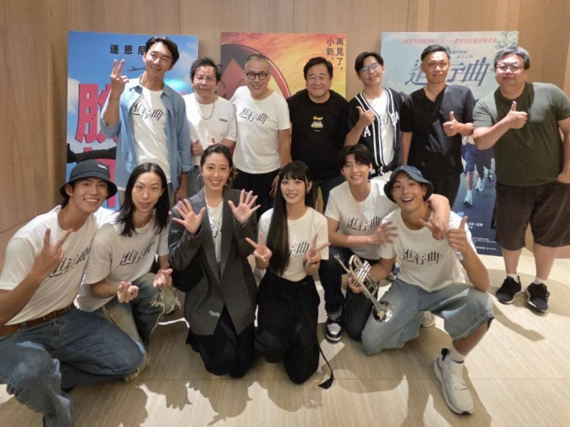 導演瞿友寧（後排中）包場力挺《進行曲》。（未來進行曲提供）