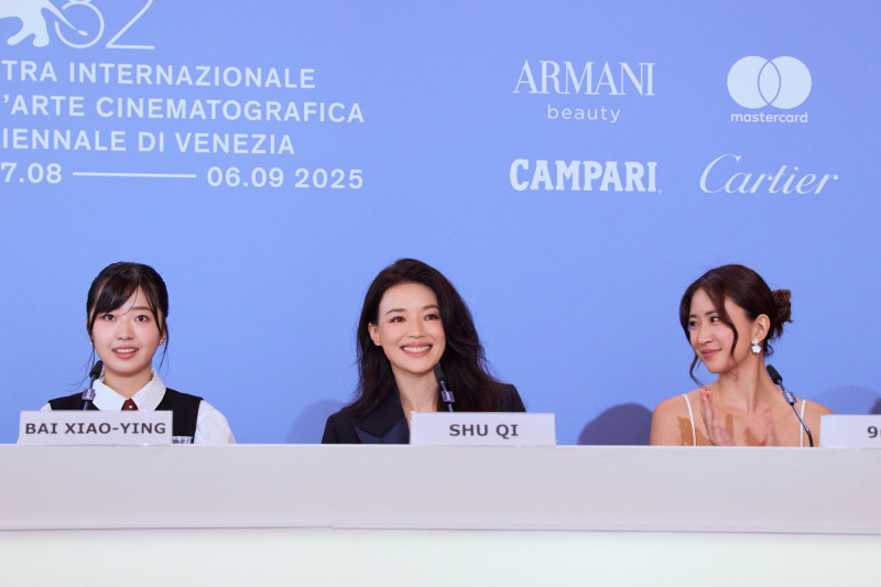 導演舒淇（中）與9m88（右）、白小櫻一同出席《女孩》在威尼斯影展的國際記者會。（甲上娛樂提供）