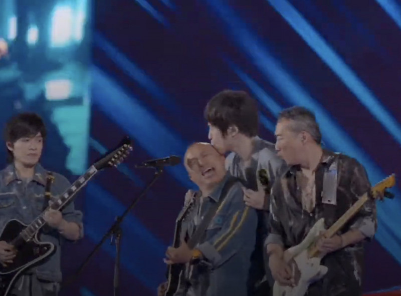 阿信當眾回吻國璽的光頭。（翻攝YouTube）