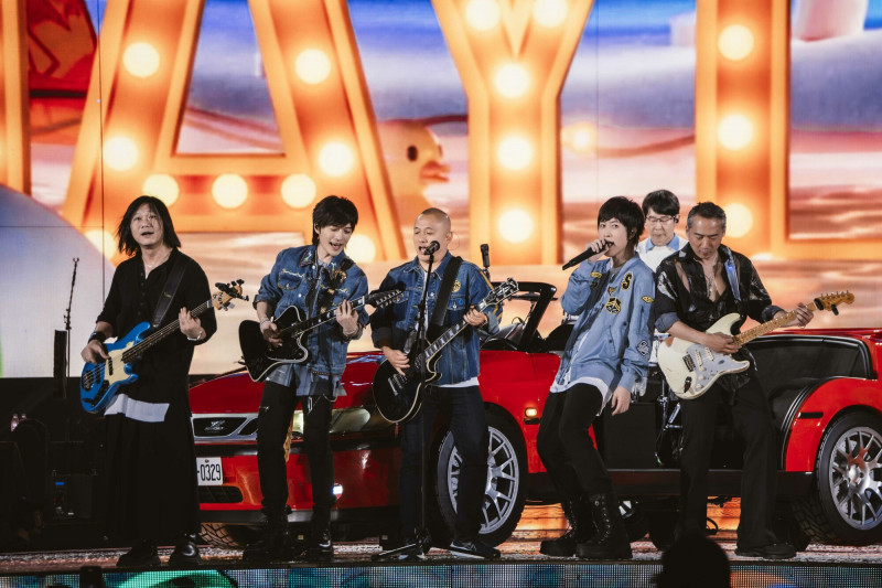 張國璽擔任嘉賓助陣五月天。（相信音樂提供）