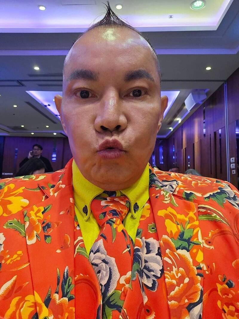 胡漢龑笑稱自己身上的傷是「激情過後的結果」。（翻攝自臉書）