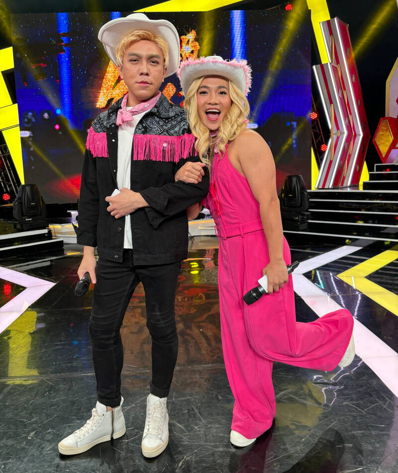 蔡昌憲（左）、許志豪在《超級紅人榜》化妝舞會上Cosplay。（三立提供）