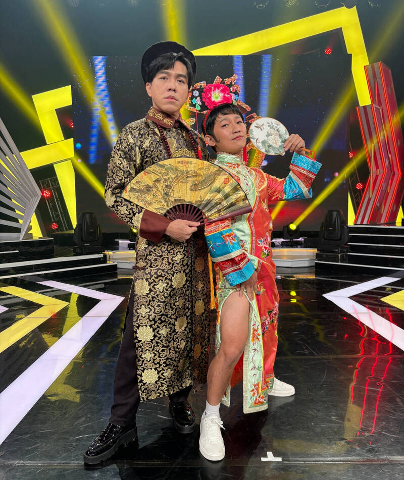 蔡昌憲（右）、許志豪不吝於Cosplay。（三立提供）