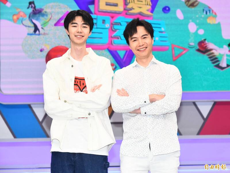 吳鈴山（右）帶著兒子吳迪參與《百變智多星》錄影。（資料照；記者陳奕全攝）