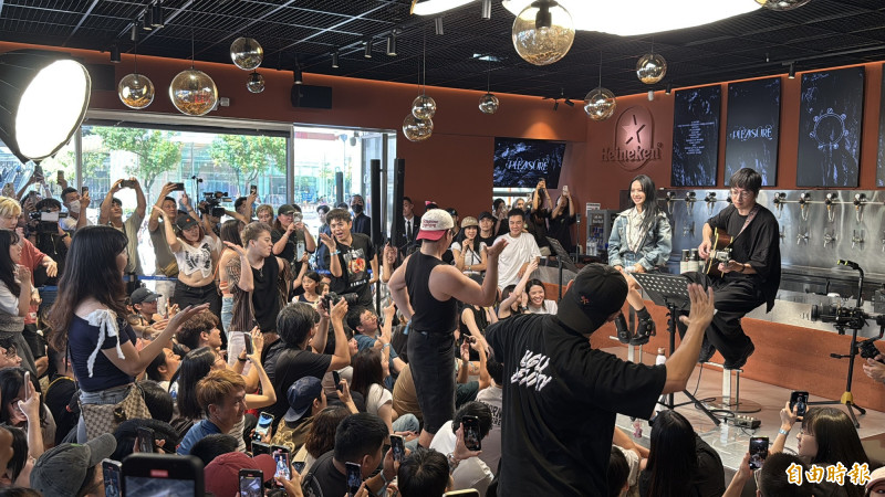 蔡依林與現場粉絲熱情互動。（記者陽昕翰攝）