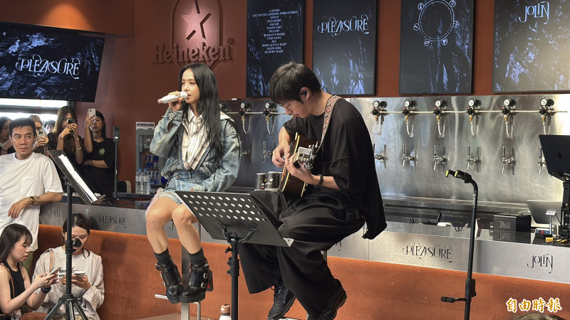 蔡依林突襲信義區開唱。（記者陽昕翰攝）