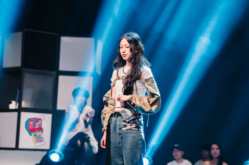 顧穎聽李千娜講評時不敢看媽媽。（踢帕娛樂提供）