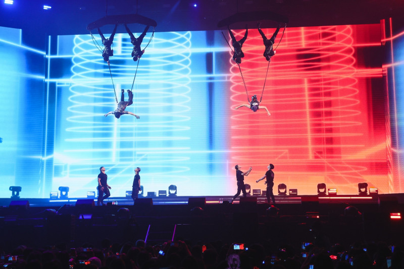 Energy高雄開唱，牛奶和坤達的高空演出，歌迷驚呼連連。（相信音樂提供）