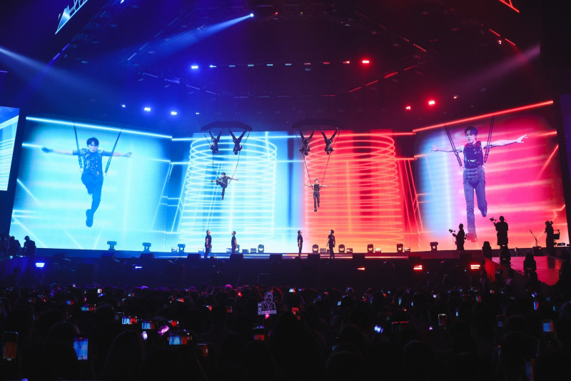 Energy高雄開唱，牛奶和坤達的高空驚險演出，讓歌迷驚嘆。（相信音樂提供）