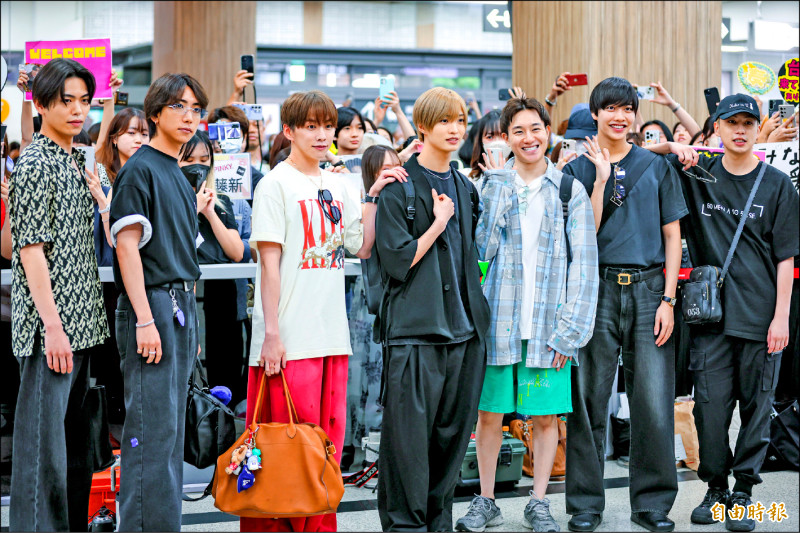 IMP.成員影山拓也（左起）、鈴木大河、基俊介、佐藤新、椿泰我、松井奏、横原悠毅首度公開來台，吸引300名粉絲接機。（記者王文麟攝）