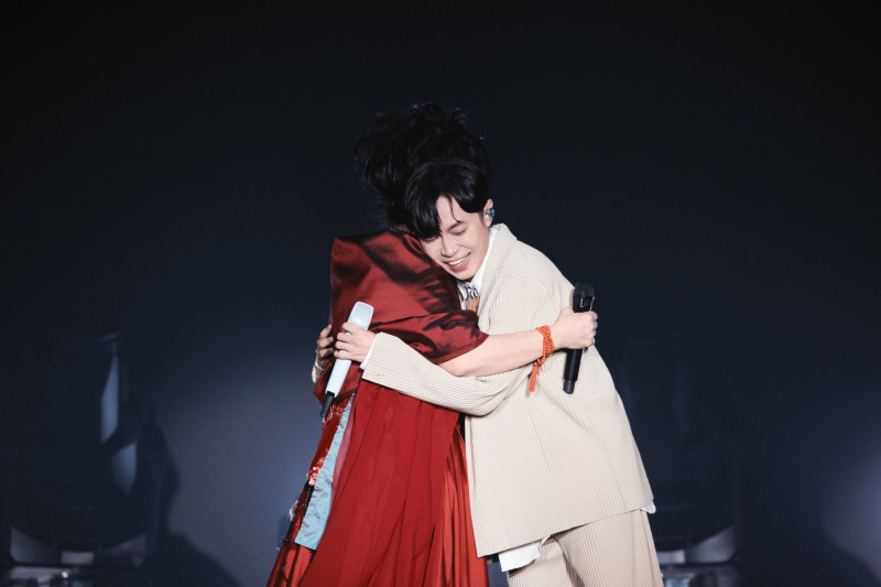 齊豫與吳青峰首度合唱新歌《一念之間》。（哈里坤的狂歡提供）