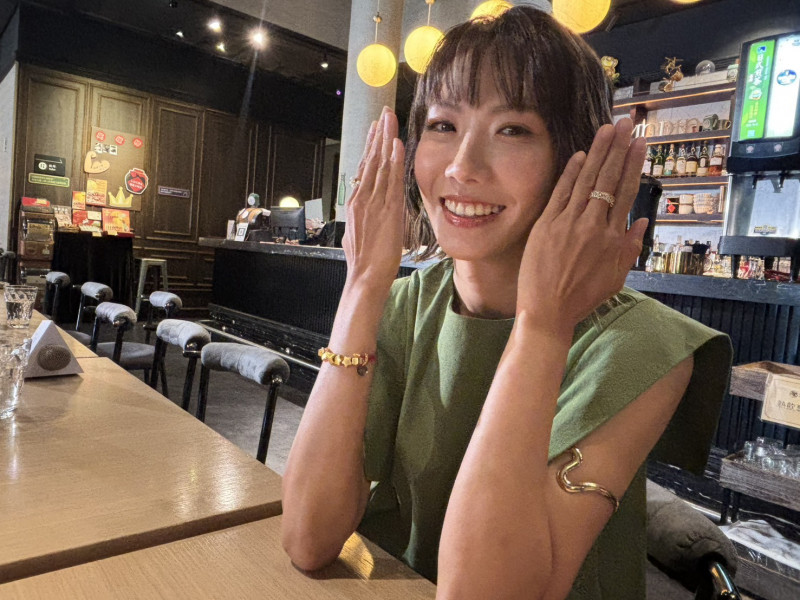 大牙秀出右手手腕上求來的紅線與珠珠。（記者蕭方綺攝）