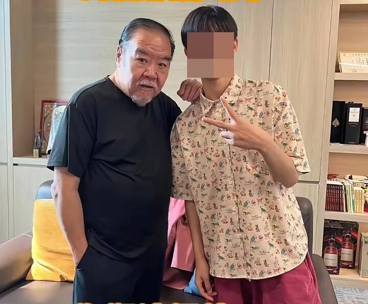 網友在社群平台曬出與鄭則仕（左）的合照，他明顯露出老態。（翻攝自小紅書）