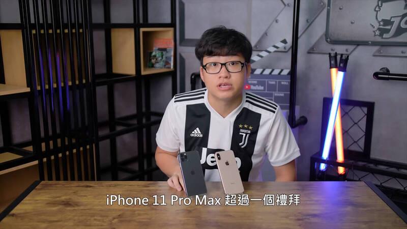 Joeman於2019年拍攝開箱iPhone 11 Pro Max影片。（翻攝自YouTube）