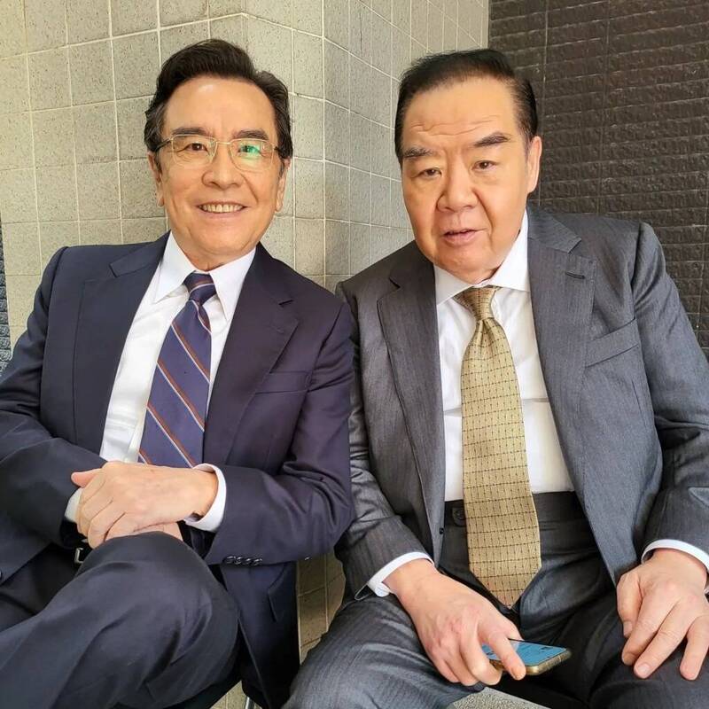 鄭則仕（右）2023年返回演藝圈拍戲，圖左為姜大衛。（香港星島日報）