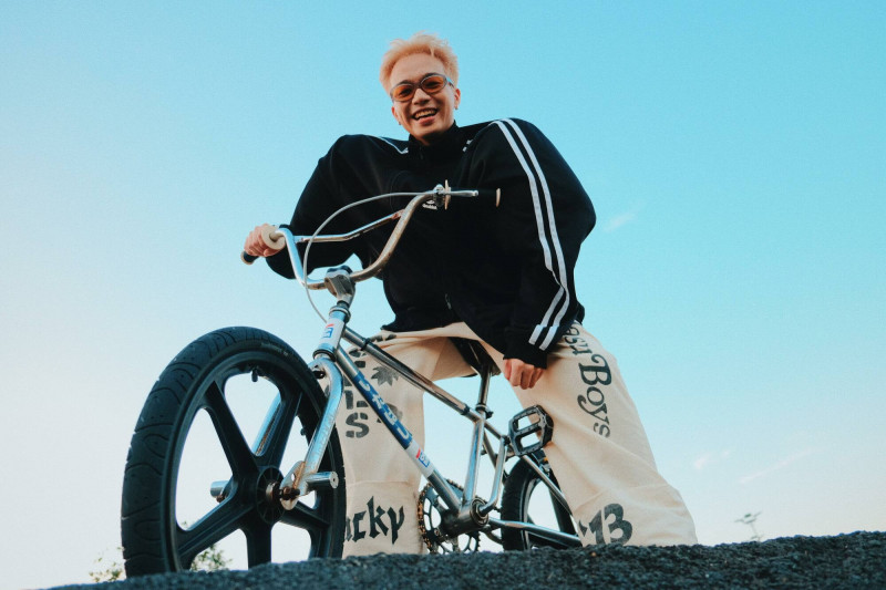 黃號騎腳踏車騎到鐵腿。（山夏國際娛樂提供）