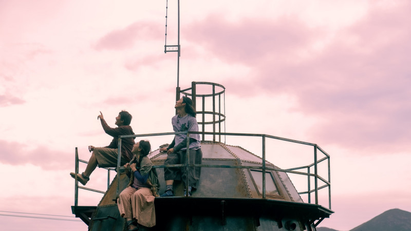 許光漢（右）在《他年她日》擔綱男主角「薯仔」，與陳澤耀（左）飾演的弟弟「番茄」、韓佩瑤飾演的青梅竹馬「巧兒」，一起生活在長年區。（甲上娛樂提供）