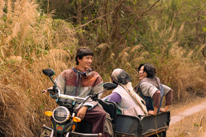 許光漢（右）在《他年她日》中十分疼愛照顧飾演弟弟的陳澤耀。（甲上娛樂提供）