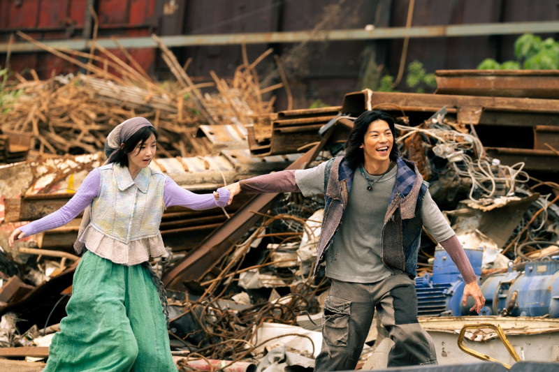 許光漢（右）及袁澧林合作《他年她日》，成為年度最具話題銀幕情侶「光林CP」。（甲上娛樂提供）