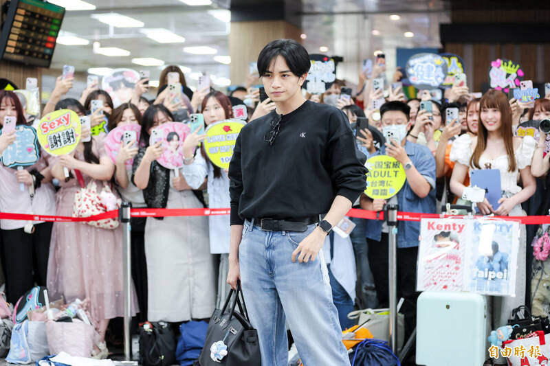中島健人今天抵台，吸引500名來自日本、台灣的粉絲接機。（記者王文麟攝）