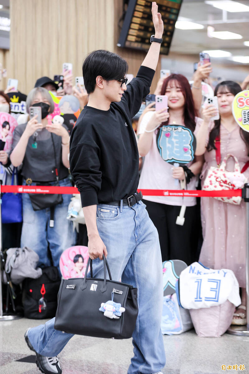 中島健人手提愛馬仕鉑金包，上面掛有青眼白龍大耳狗。（記者王文麟攝）