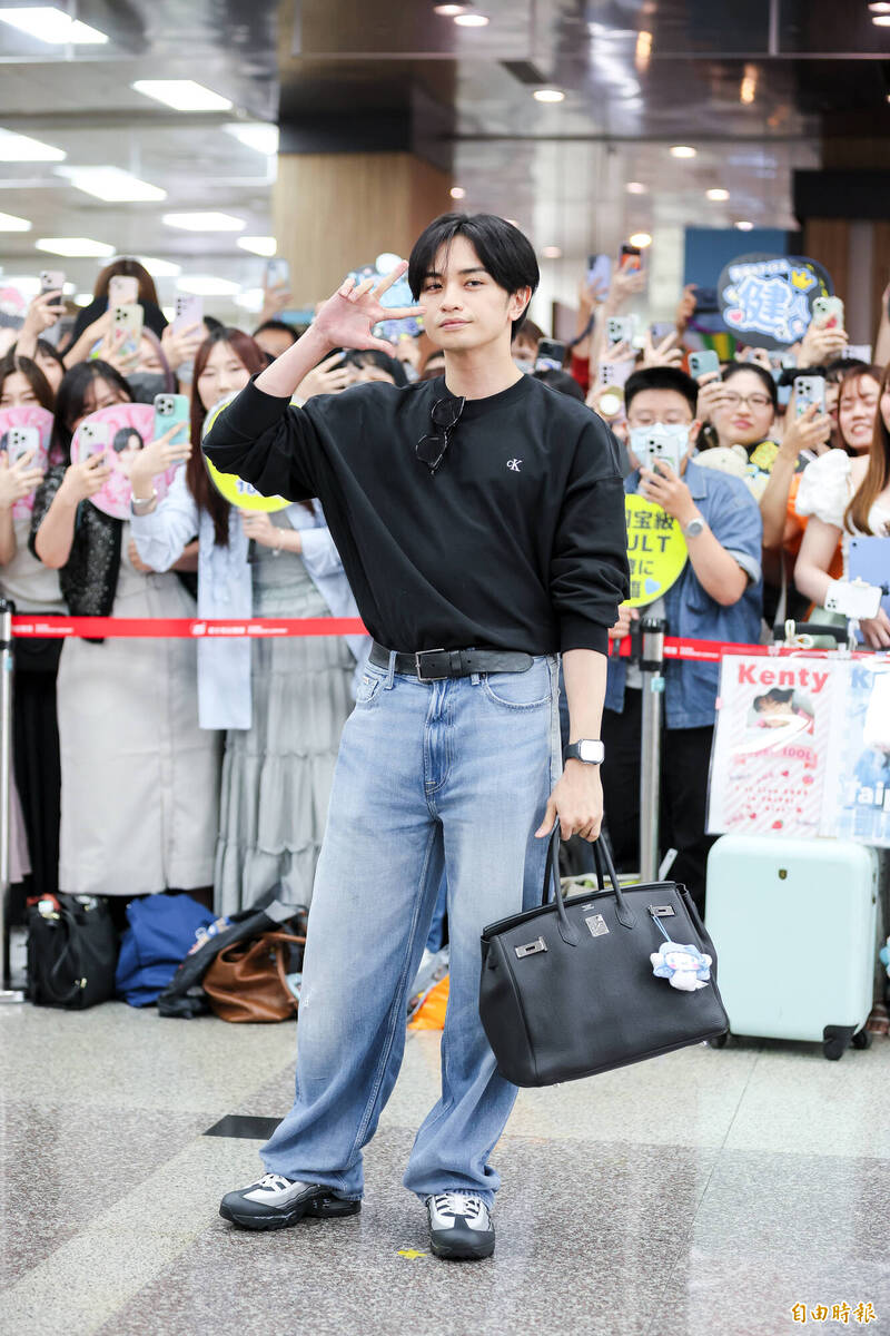 中島健人展現王子風範，獻出飛吻、手勢迷倒現場粉絲。（記者王文麟攝）