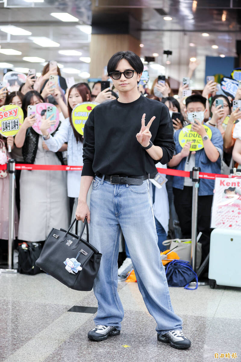 中島健人帥氣十足，今天將現身大巨蛋助陣樂天桃猿。（記者王文麟攝）