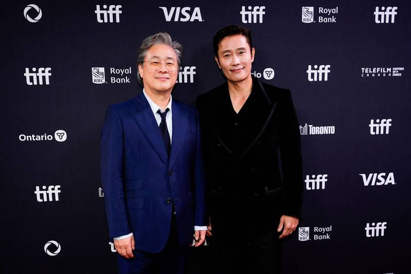 李炳憲獲獻獎，特別感謝朴贊郁（左）的提拔。（路透）