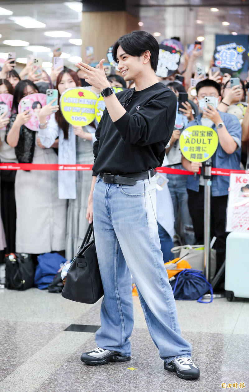 中島健人展現王子風範，獻出飛吻、手勢迷倒現場粉絲。（記者王文麟攝）