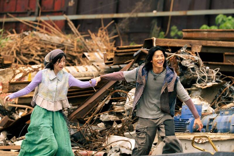 許光漢（右）及袁澧林合作《他年她日》成為年度最具話題銀幕情侶「光林CP」。（本報資料照，甲上娛樂提供）