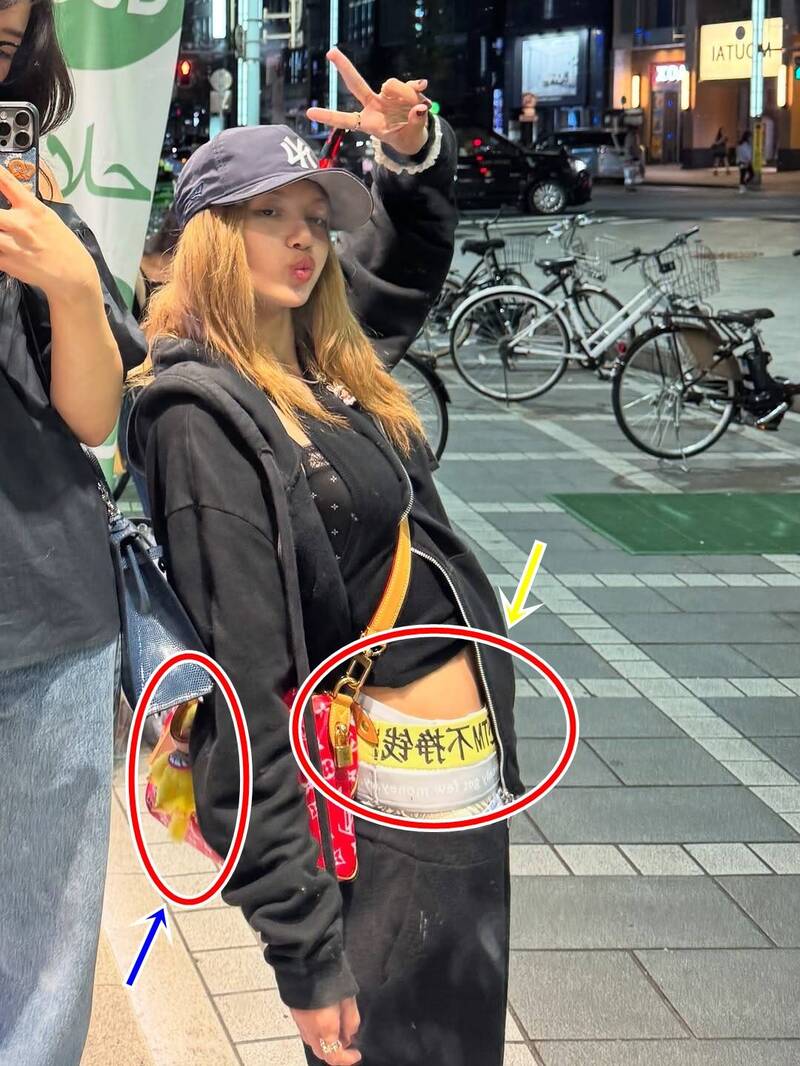 BLACKPINK成員Lisa國際精品包上頭掛著新歡蒙奇奇（藍色箭頭處），褲頭的中文（黃色箭頭處）更令人發噱。（翻攝自IG）