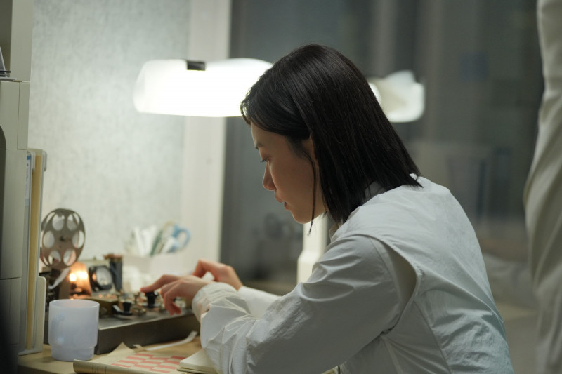 《他年她日》安晴（袁澧林飾演）在優日區透過電碼機接收薯仔的訊息。（甲上娛樂提供）