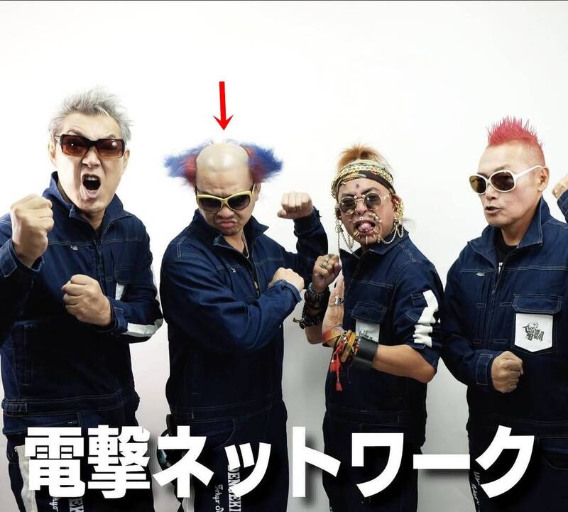 RYO也出席了特技團體「電撃ネットワーク」成員南部虎弾（紅色箭頭）葬禮，在逝者追悼會上直播個人表演。（翻攝自X）